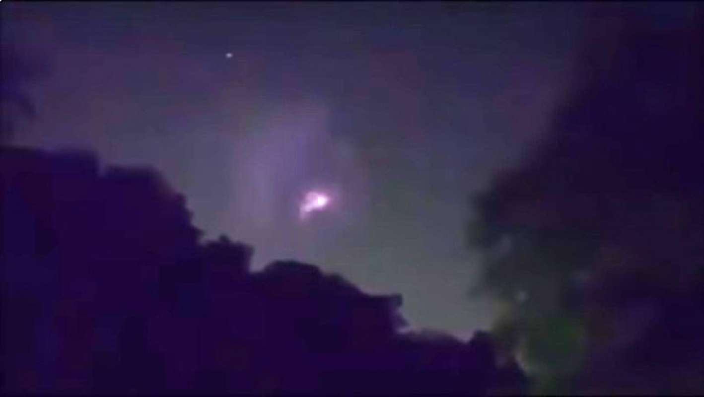 Много лет назад я приметил непонятное явление. Пульсирующий объект в небе. Фото непонятного свечения в ночном небе. Аномальное свечение в небе. Аномалия в небе над Италией.